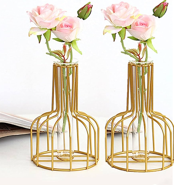 Vas bunga dengan desain kerangka logam yang terlihat